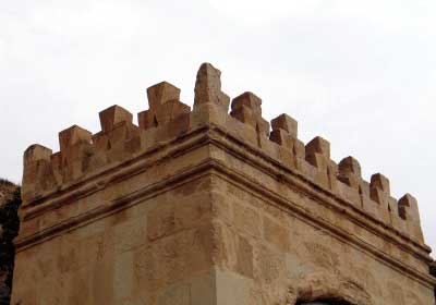طاق گرا, بنای طاق گرا