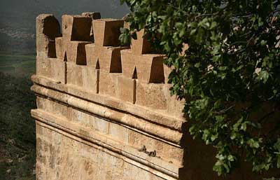 طاق گرا, بنای طاق گرا