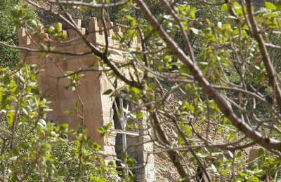طاق گرا, بنای طاق گرا