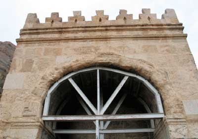 طاق گرا, بنای طاق گرا