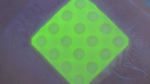 بانداژ هوشمندی که در تماس با عفونت به رنگ سبز درخشان تغییر رنگ می دهد