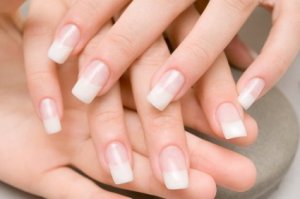 اگر از ناخن مصنوعی استفاده می‌کنید بخوانید